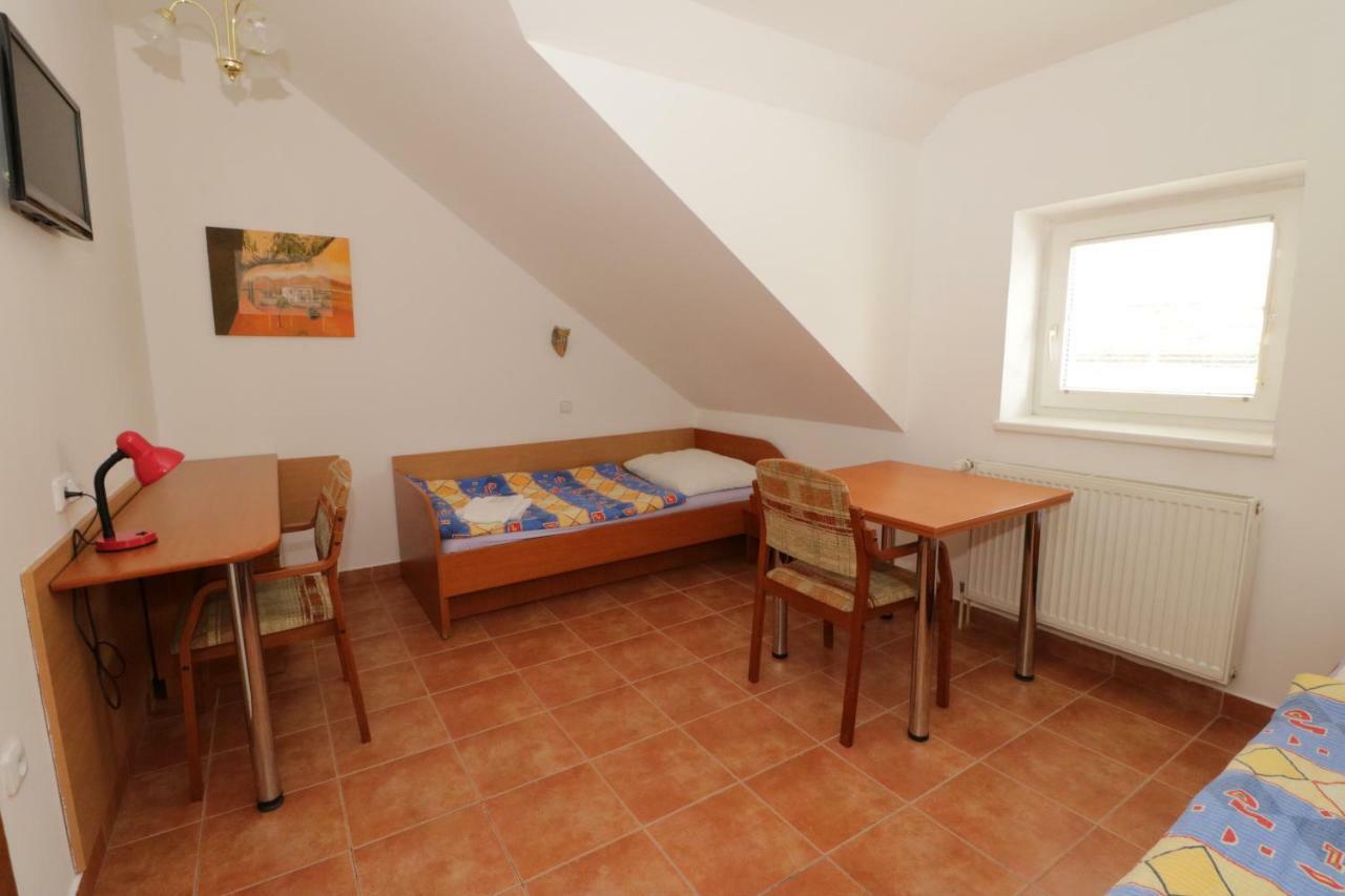 Penzion Hurka Hotel Dolni Libchavy ภายนอก รูปภาพ
