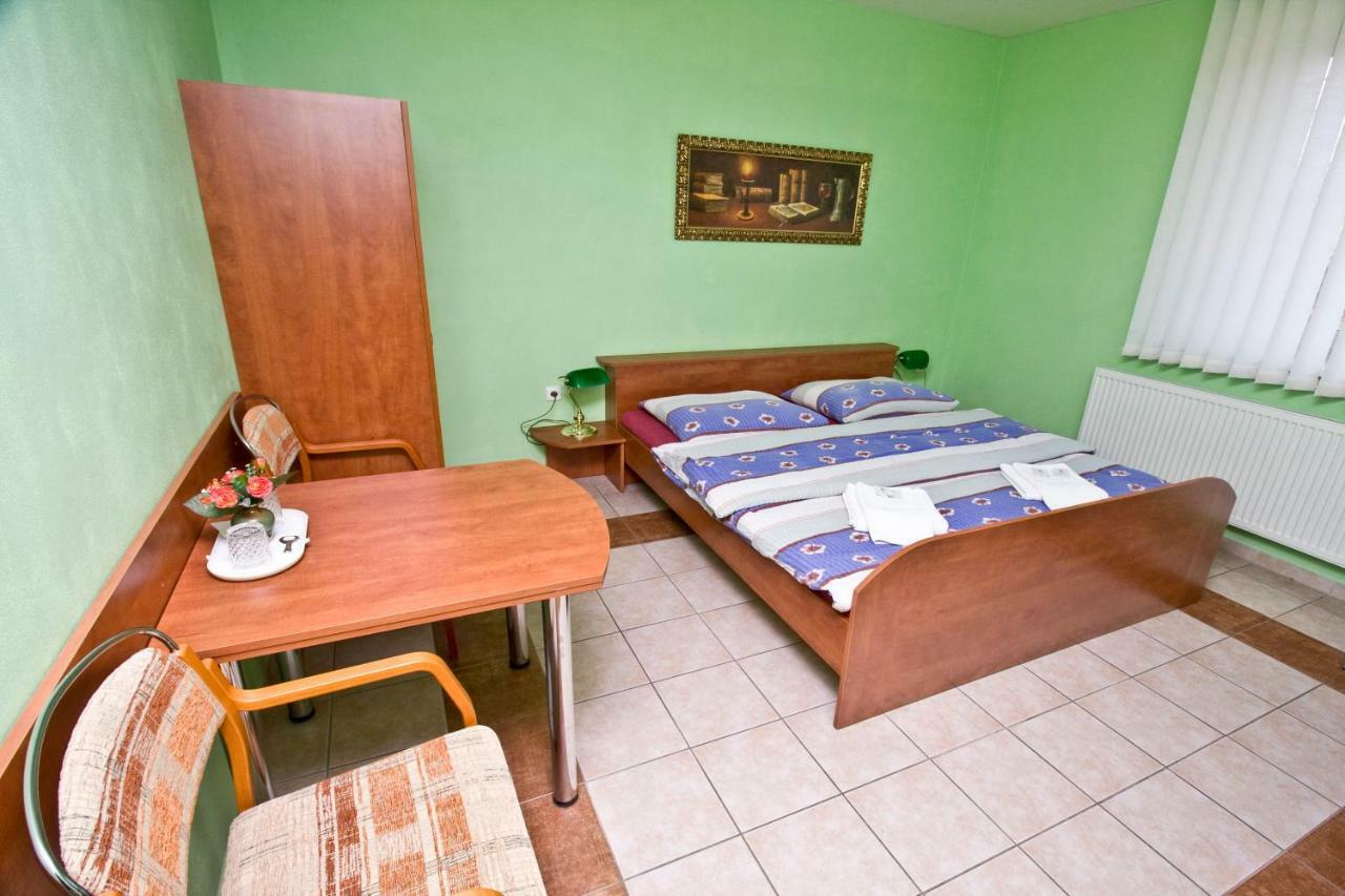 Penzion Hurka Hotel Dolni Libchavy ภายนอก รูปภาพ