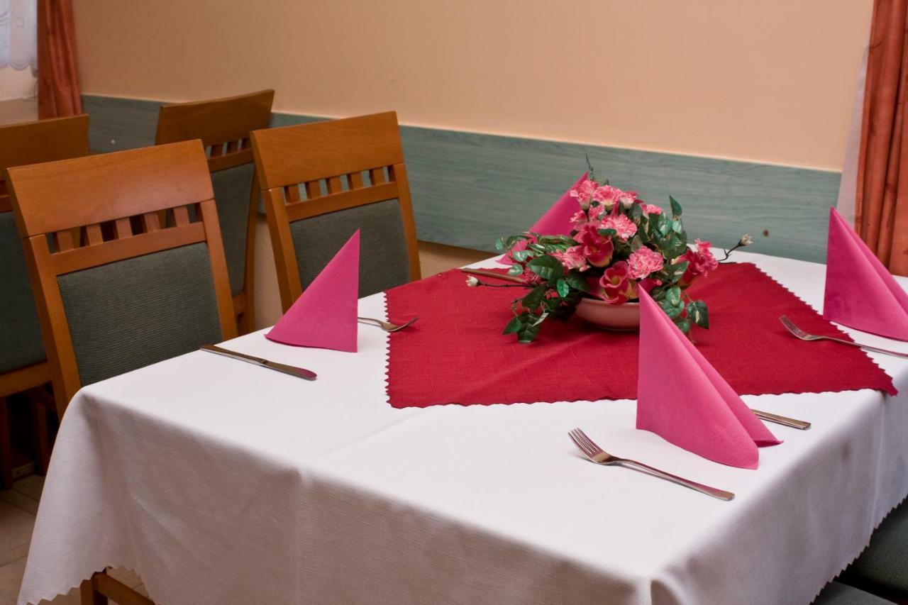 Penzion Hurka Hotel Dolni Libchavy ภายนอก รูปภาพ